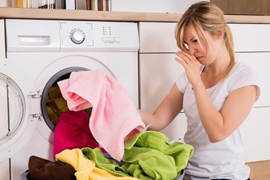 Cho thứ giá rẻ, nhà nào cũng có này vào máy giặt: Quần áo sẽ thơm hơn, mềm hơn, trắng sáng hơn