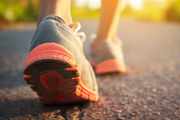 Đi bộ sai cách hậu quả khôn lường, 7 lỗi bạn cần tránh-1