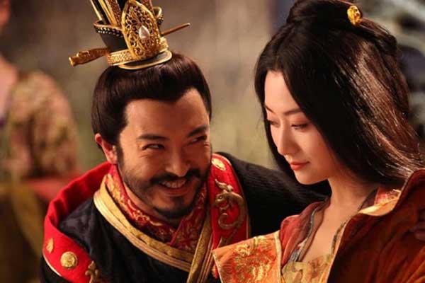 Vị hoàng đế lỡ miệng chê ái phi già, bị nàng lấy chăn đè chết ngạt là ai?-1