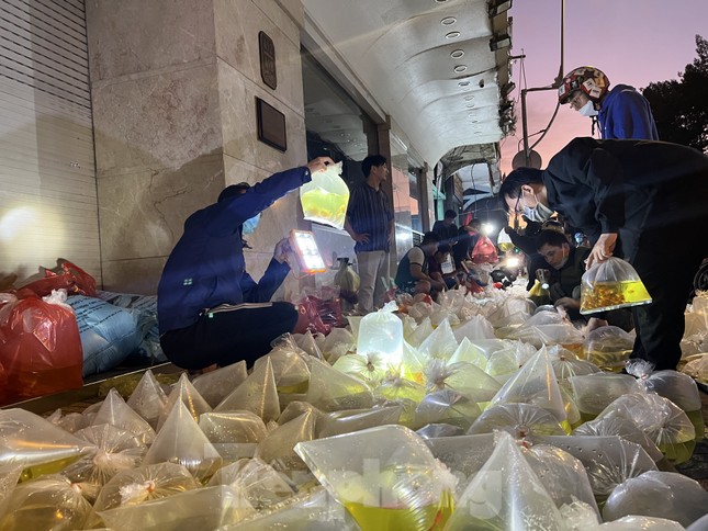 Chợ âm phủ ở TPHCM bán gì mà chỉ mở 3 tiếng, nhanh chóng biến mất lạ thường?-4