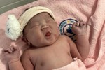 Em bé sơ sinh gây bão” với khuôn mặt gắt gỏng lúc mới chào đời-6