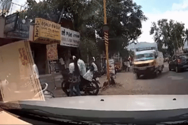 Khoảnh khắc tài xế điều khiển ô tô lao như tên bắn vào đoàn tàu cao tốc-1