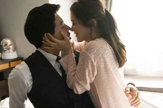 Vợ hơn tuổi cung phụng đủ đường, chồng trẻ vẫn 'mắt la mày lém' rồi ngoại tình luôn với bạn thân vợ