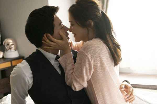 Vợ hơn tuổi cung phụng đủ đường, chồng trẻ vẫn mắt la mày lém rồi ngoại tình luôn với bạn thân vợ-1