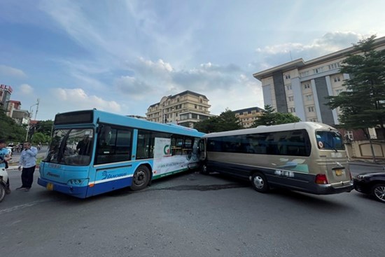 Hà Nội: Xe 29 chỗ tông trực diện vào thân xe bus khiến nhiều người hoảng sợ