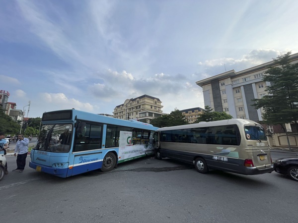 Hà Nội: Xe 29 chỗ tông trực diện vào thân xe bus khiến nhiều người hoảng sợ-1