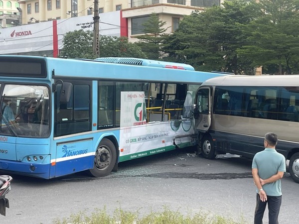 Hà Nội: Xe 29 chỗ tông trực diện vào thân xe bus khiến nhiều người hoảng sợ-2