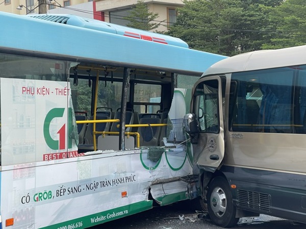 Hà Nội: Xe 29 chỗ tông trực diện vào thân xe bus khiến nhiều người hoảng sợ-3