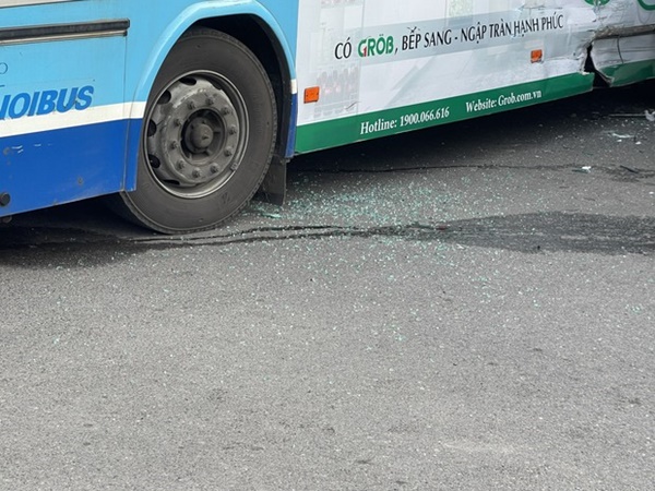 Hà Nội: Xe 29 chỗ tông trực diện vào thân xe bus khiến nhiều người hoảng sợ-4