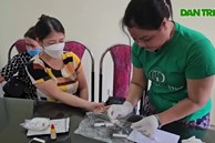 Trưởng nhóm 'Bông hồng đen' thực hành lấy máu xét nghiệm HIV