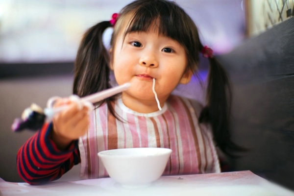 Sự khác biệt giữa học sinh giỏi và học sinh kém là gì: Từ một cục tẩy cũng có thể nhìn ra!-6