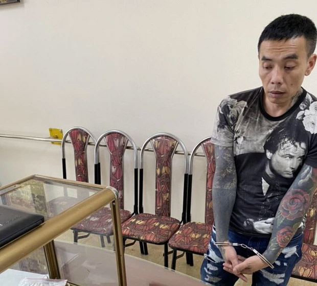 Người đàn ông xăm trổ đi xe sang Lexus mang theo súng ngắn và 24 viên đạn-1