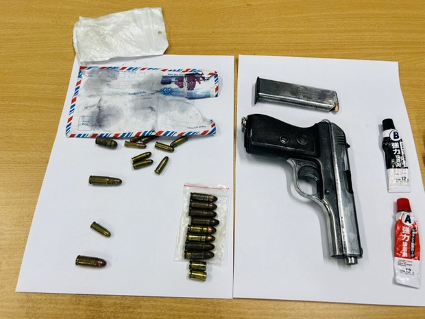 Người đàn ông xăm trổ đi xe sang Lexus mang theo súng ngắn và 24 viên đạn-2