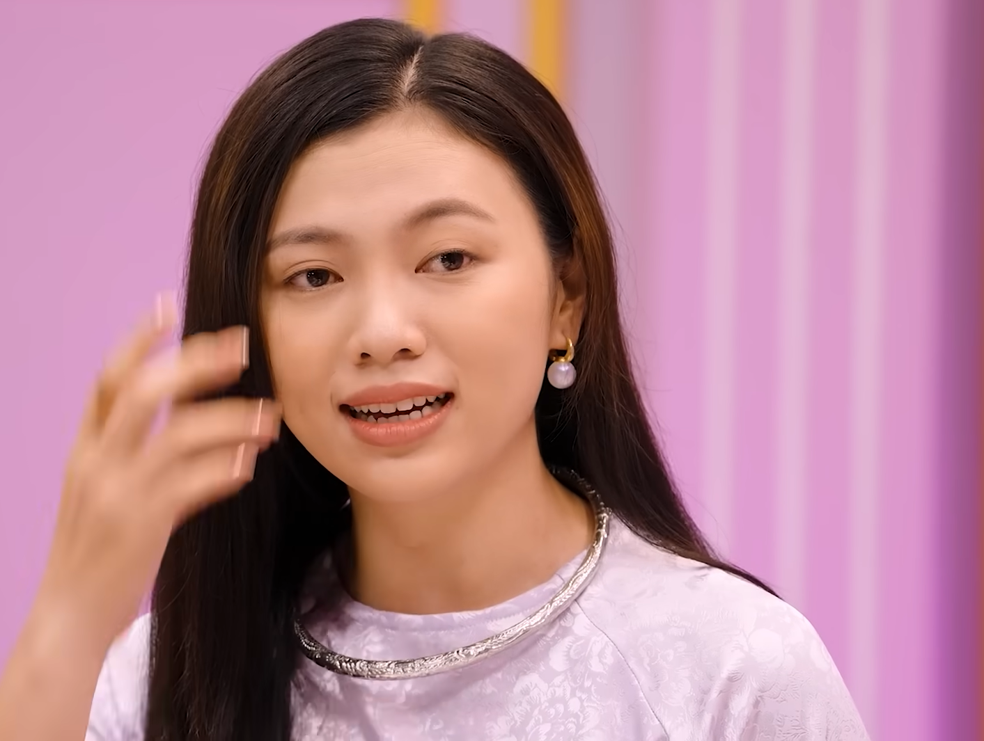 Giữa tâm bão Trấn Thành và Ngô Thanh Vân, Hari Won nói: Diễn viên như tờ giấy trắng, đổ màu gì phải ra màu đó”-1