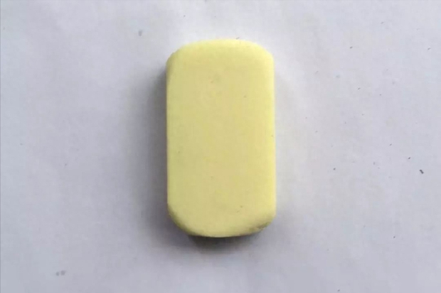 Sự khác biệt giữa học sinh giỏi và học sinh kém là gì: Từ một cục tẩy cũng có thể nhìn ra!-1