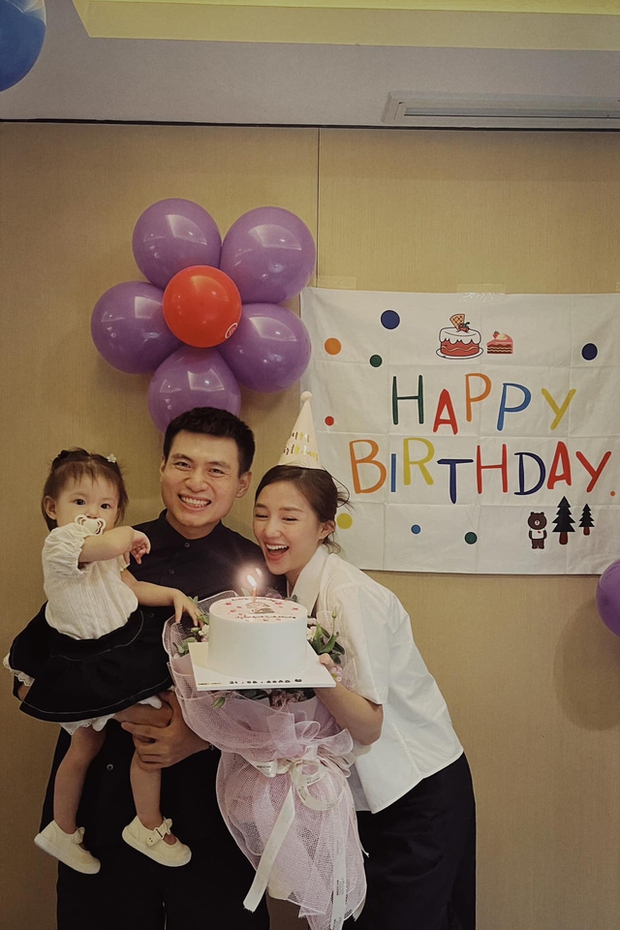 Thiếu gia vứt bỏ hình tượng trầm tính, sơ hở là tiểu phẩm khiến vợ đỡ không nổi: Người ấy là ai?-3