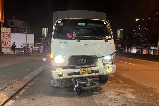 Người đàn ông bị xe tải kéo lê hàng chục mét