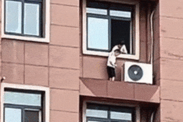 Clip: Sốc cảnh bé trai trèo ra ngoài cửa sổ chung cư để chơi trốn tìm