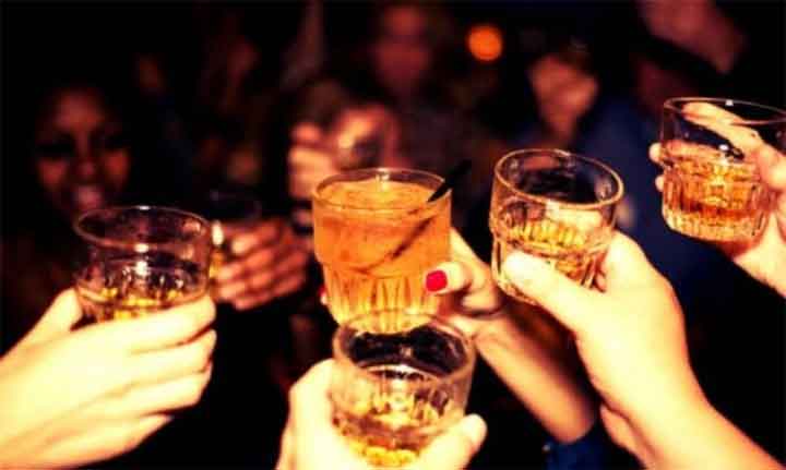 Đi họp lớp, vỡ mộng khi nàng thơ trong lòng tôi giờ to béo, uống rượu như hũ chìm-1