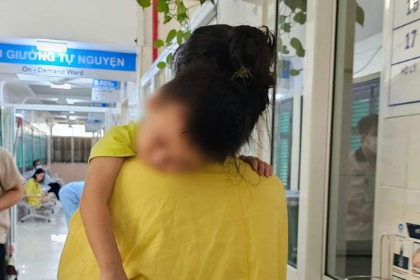 Bé trai nguy cơ mù sau hai lần bóc giả mạc: Bệnh viện Mắt Hà Nội 2 lên tiếng-1