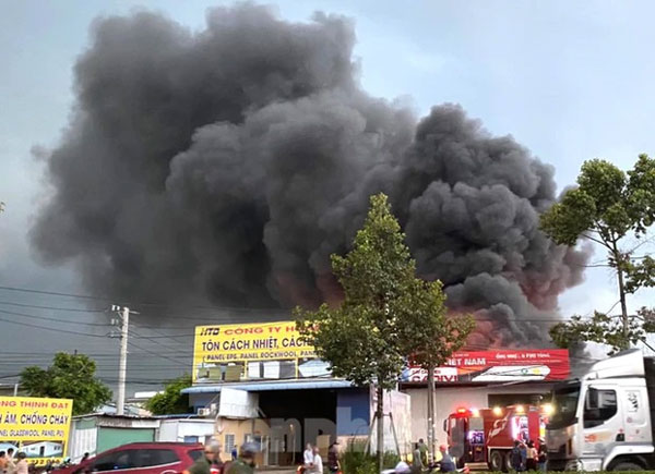 Lửa bùng cháy dữ dội, bao trùm nhà xưởng vật liệu xây dựng ở Bình Dương-1