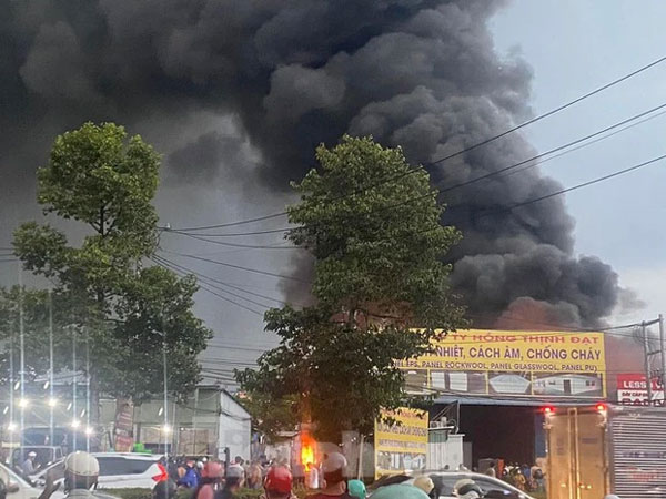 Lửa bùng cháy dữ dội, bao trùm nhà xưởng vật liệu xây dựng ở Bình Dương-2