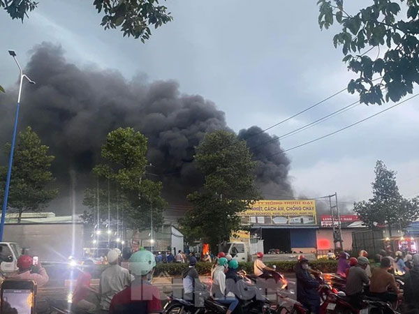 Lửa bùng cháy dữ dội, bao trùm nhà xưởng vật liệu xây dựng ở Bình Dương-3