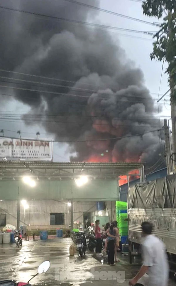 Lửa bùng cháy dữ dội, bao trùm nhà xưởng vật liệu xây dựng ở Bình Dương-4