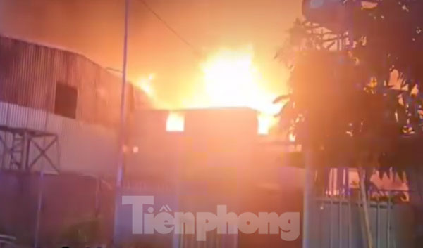 Lửa bùng cháy dữ dội, bao trùm nhà xưởng vật liệu xây dựng ở Bình Dương-5