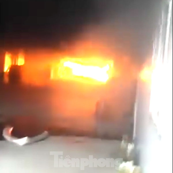 Lửa bùng cháy dữ dội, bao trùm nhà xưởng vật liệu xây dựng ở Bình Dương-6