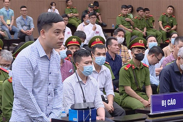 Phẫn nộ cảnh người đàn ông bị đá, đạp liên tiếp vào đầu, bất tỉnh trên quốc lộ-2