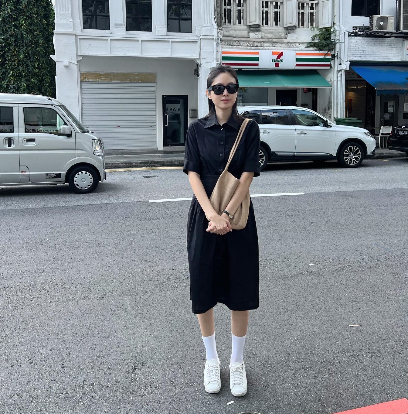 Hoa hậu chuyển giới Nong Poy duy trì phong độ mặc đẹp nhờ trang phục đen - trắng-1