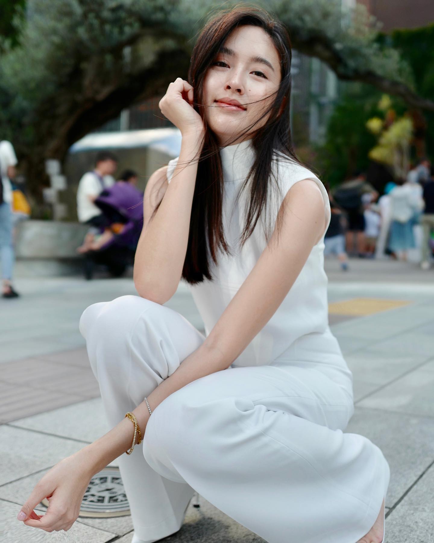 Hoa hậu chuyển giới Nong Poy duy trì phong độ mặc đẹp nhờ trang phục đen - trắng-10