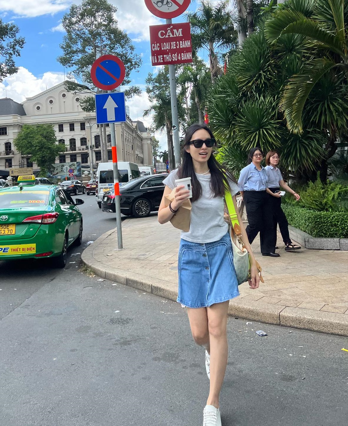 Hoa hậu chuyển giới Nong Poy duy trì phong độ mặc đẹp nhờ trang phục đen - trắng-2