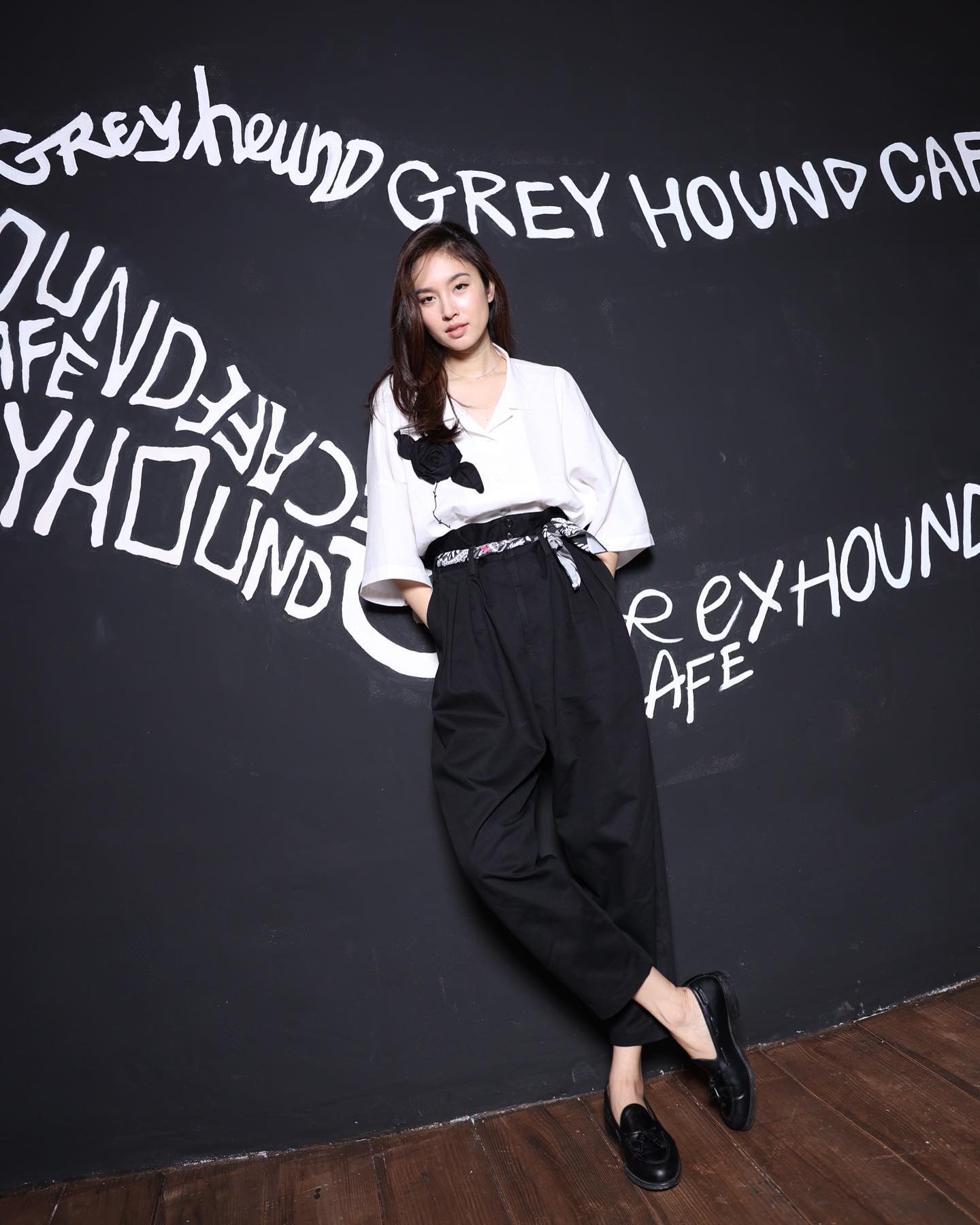 Hoa hậu chuyển giới Nong Poy duy trì phong độ mặc đẹp nhờ trang phục đen - trắng-4