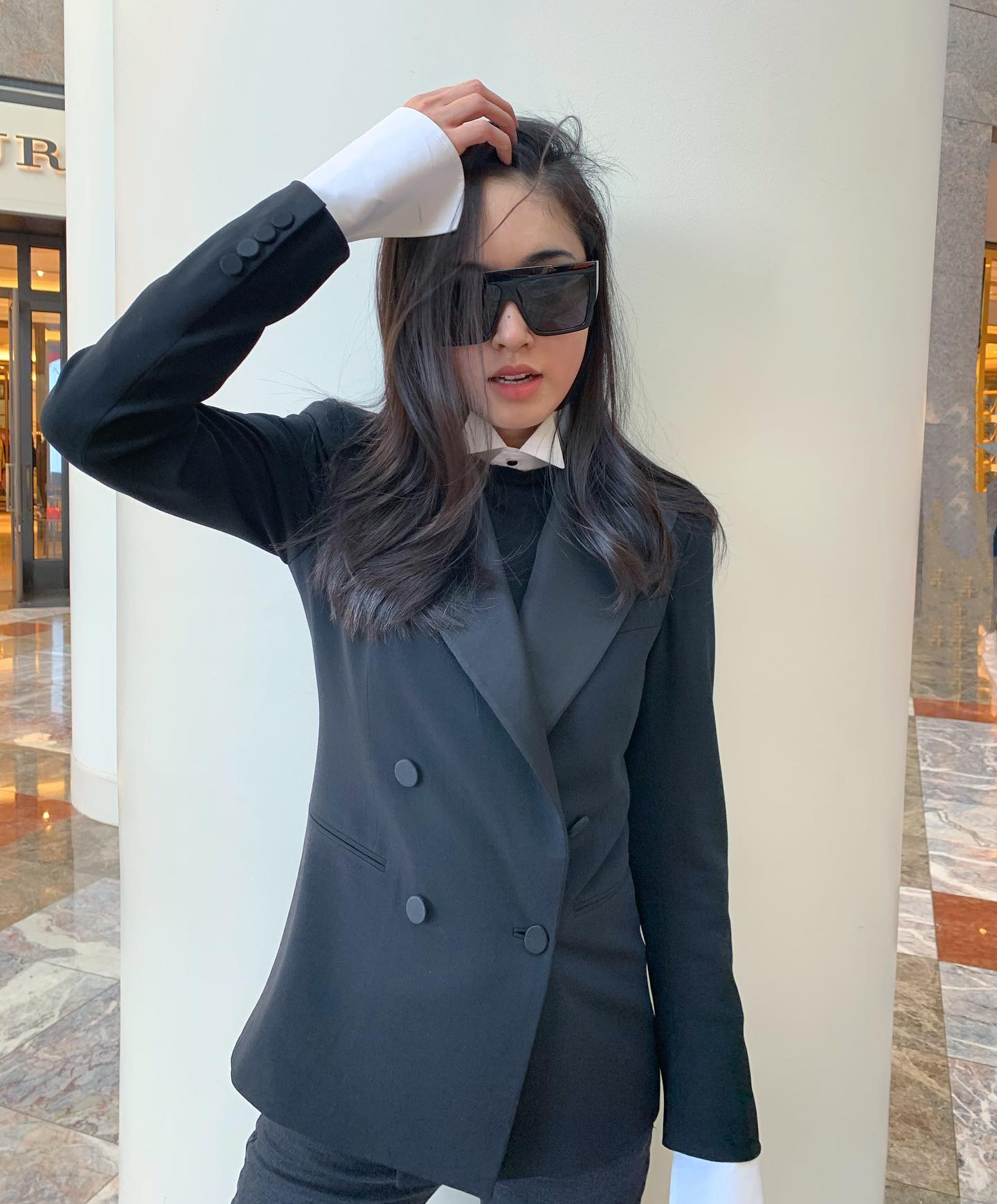 Hoa hậu chuyển giới Nong Poy duy trì phong độ mặc đẹp nhờ trang phục đen - trắng-7