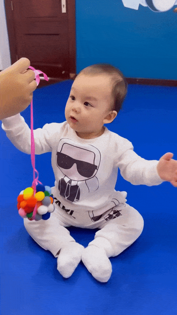 Vợ Tây Bùi Tiến Dũng thốt lên điều này khi theo con trai 9 tháng tuổi đến lớp-3