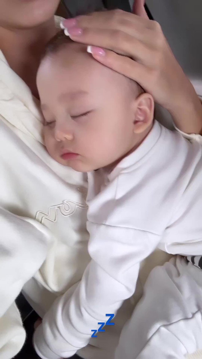 Vợ Tây Bùi Tiến Dũng thốt lên điều này khi theo con trai 9 tháng tuổi đến lớp-5