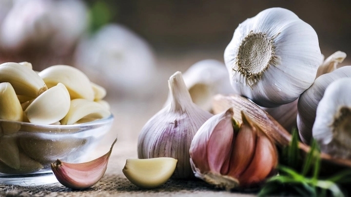 Cách bóc tỏi vừa nhanh vừa không bị ám mùi lên tay-2