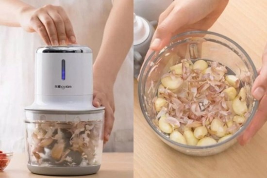 Cách bóc tỏi vừa nhanh vừa không bị ám mùi lên tay