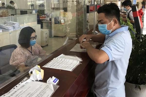 Loạt ô tô nổ lốp trong đêm vì cán phải đinh trên tuyến đường huyết mạch ở Bình Dương-6