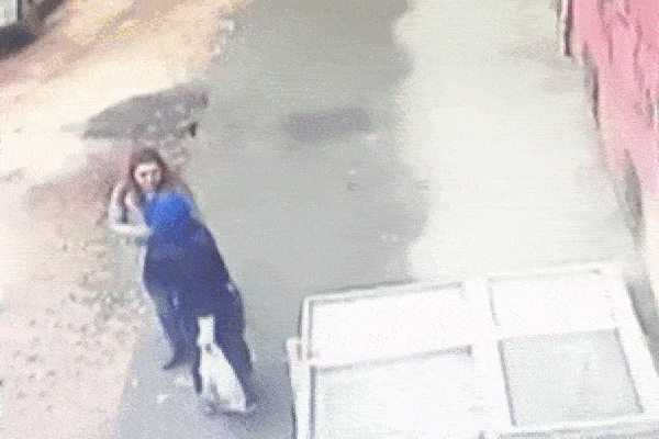 Hố tử thần bất ngờ nuốt chửng xe tải đang di chuyển-1