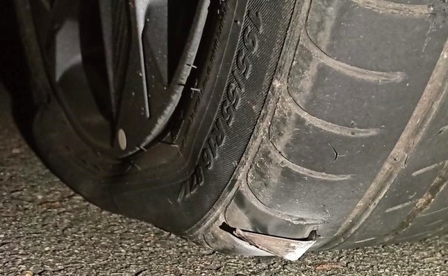 Loạt ô tô nổ lốp trong đêm vì cán phải đinh trên tuyến đường huyết mạch ở Bình Dương-1