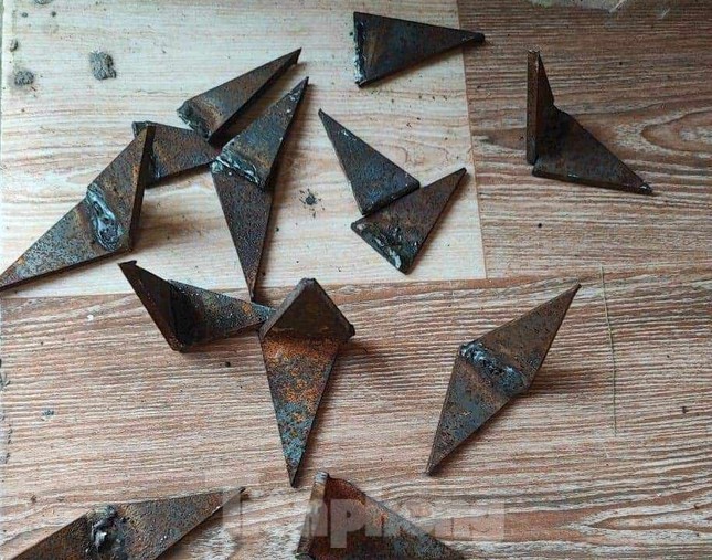 Loạt ô tô nổ lốp trong đêm vì cán phải đinh trên tuyến đường huyết mạch ở Bình Dương-5