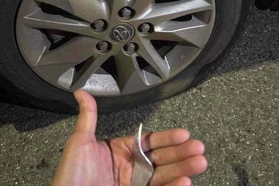 Loạt ô tô nổ lốp trong đêm vì cán phải đinh trên tuyến đường huyết mạch ở Bình Dương