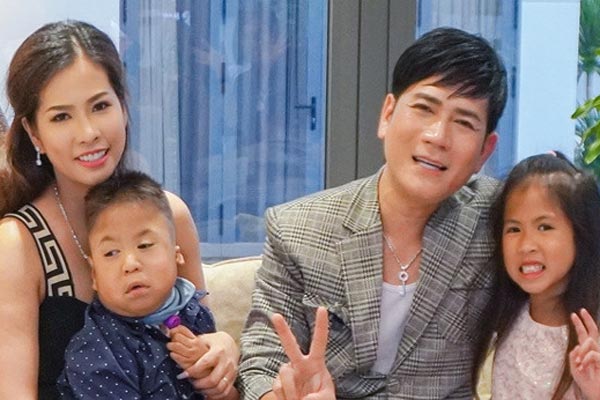 Nam ca sĩ Việt nổi danh một thời, tổ chức đám cưới sau 11 năm chung sống, có 5 con là ai?-10