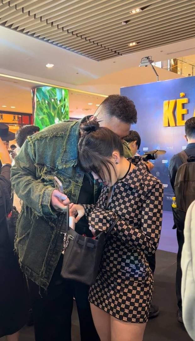 Thiếu gia nhà ông trùm” điện tử dẫn vợ đi sự kiện, ghi điểm với hành động tinh tế-1