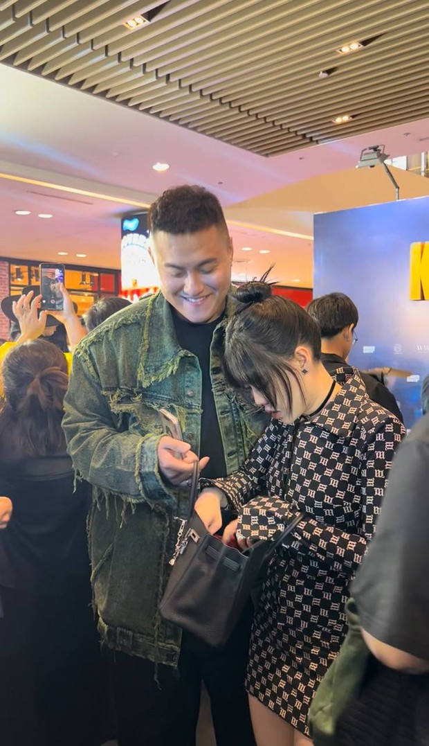 Thiếu gia nhà ông trùm” điện tử dẫn vợ đi sự kiện, ghi điểm với hành động tinh tế-2