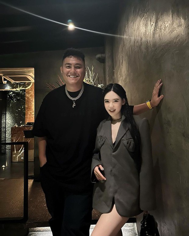 Thiếu gia nhà ông trùm” điện tử dẫn vợ đi sự kiện, ghi điểm với hành động tinh tế-5