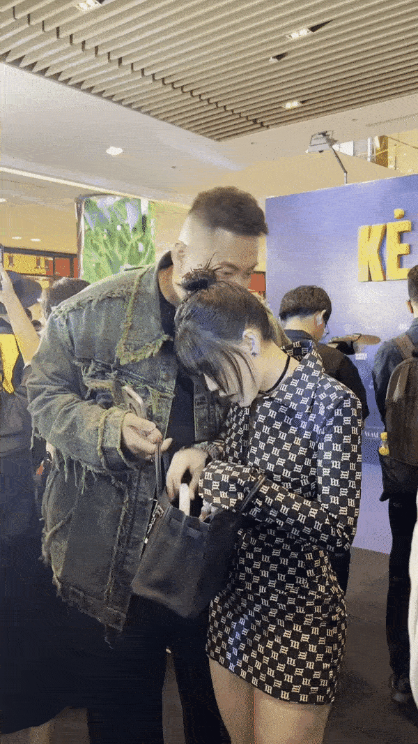 Thiếu gia nhà ông trùm” điện tử dẫn vợ đi sự kiện, ghi điểm với hành động tinh tế-3